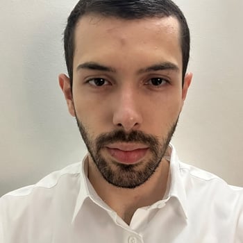 Hire Caio G. - Investment Analyst