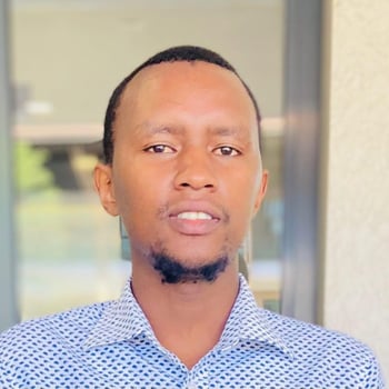 Hire Moses N. - Customer service