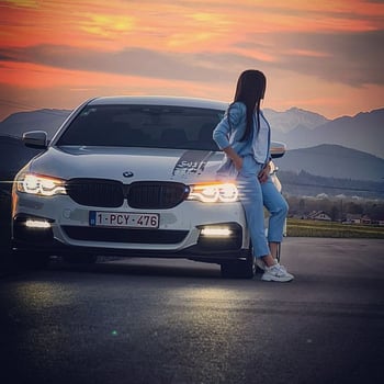 Hire Esther A. - Social media manager 